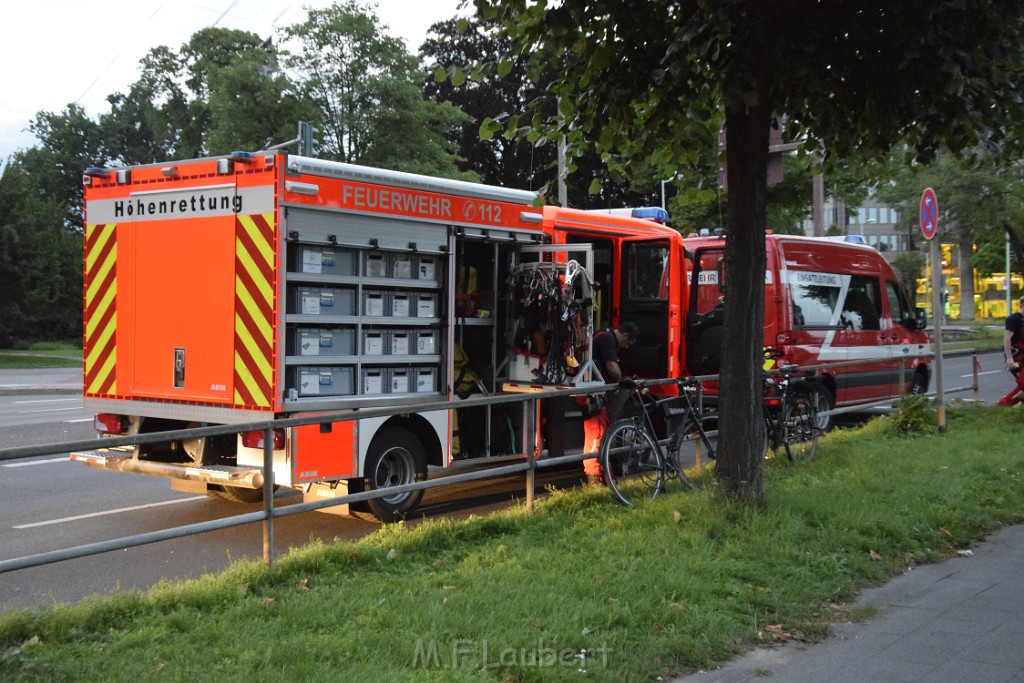 Koelner Seilbahn Gondel blieb haengen Koeln Linksrheinisch P832.JPG - Miklos Laubert